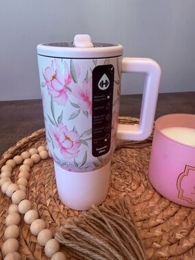 💗HydroJug 20oz Jessica Travel Mug in White and Pink 💗
